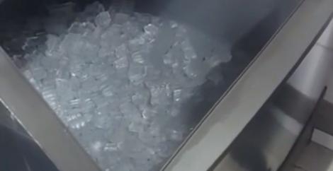 Gheaţă cu bacterii periculoase în marile lanţuri de fast-food din România. Medici: "Pot provoca enterocolite și alte boli grave"