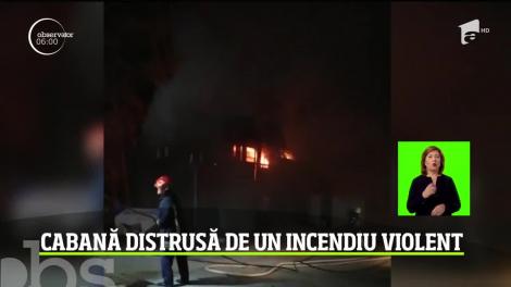 Un incendiu violent a izbucnit la o cabană din Maramureş. Imobilul, construit în totalitate din lemn, s-a aprins ca o torţă
