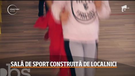 Sătui să mai aştepte ajutor de la stat, locuitorii dintr-o comună argeşeană au construit prin forţe proprii o sală de sport pentru copiii lor