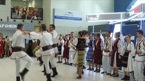 Viralul zilei pe Aeroportul Otopeni. Românii şi străinii s-au prins în horă, iar imaginile fac furori pe internet
