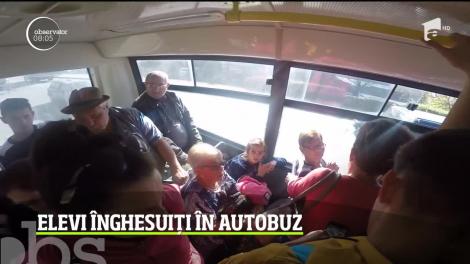 Elevi înghesuiți în autobuz