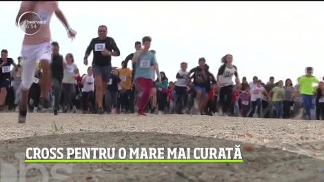 O mie de oameni au participat la a patra ediţie a Crosului Mării Negre. Una dintre provocări a fost să arunce la coş gunoaiele pe care le-au găsit pe traseu