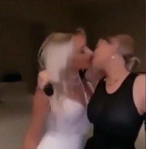 Sora cea mică a lui Kim Kardashian, fotografiată în timp ce se săruta cu o altă femeie. Atenție, imagini interzise cardiacilor!