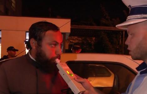 Preotul acuzat că ar fi încercat să dea cu maşina peste jandarmi la procesiunea de Sfânta Parascheva a depus plângere penală împotriva acestora