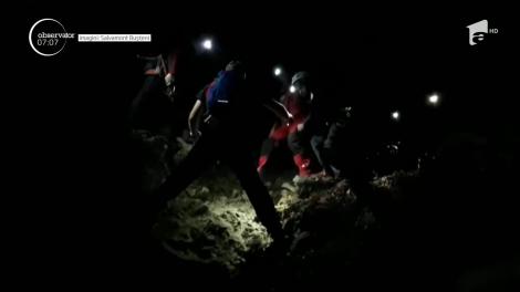 În Munţii Bucegi, salvamontiştii au avut o misiune în condiţii extreme. Ei au coborât o turistă care se rănise pe un traseu dificil