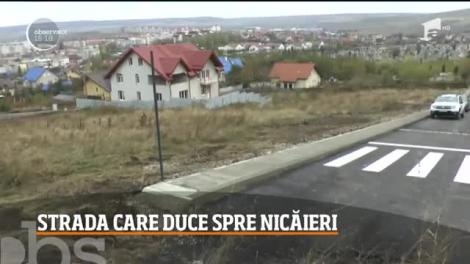 Strada din Piatra Neamţ care duce spre nicăieri, dar care se termină cu o trecere de pietoni şi un semafor