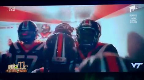 Americanii, băi băiatule! Jucătorii unei echipe de fotbal, show electrizant de staruri rock la intrarea în teren! Te ia cu fiori direct!