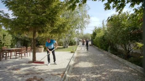 Sacrificiul, episodul 16. Mario îl pune la pământ cu o mătură pe Relu: Nu mi-e frică de tine!