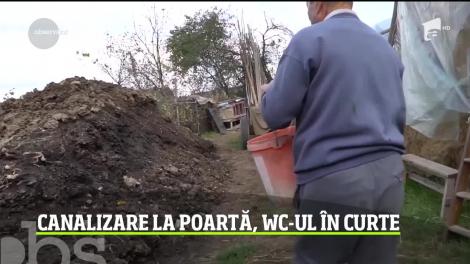 În oraşul Botoşani, oamenii refuză condiţii mai bune de trai. Au canalizare la poartă, dar spun că wc-ul din curte e mai uşor de întreţinut