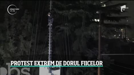 Un român, protest extrem pe un stâlp de electricitate, în Milano, de dorul fiicelor