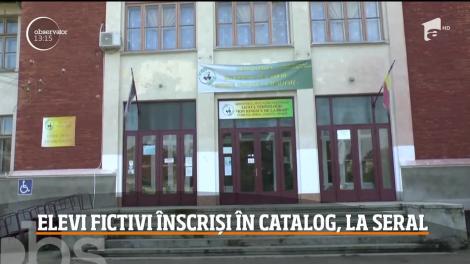 Ca să-şi păstreze numărul de clase şi ore, 14 profesori de la un liceu dintr-o localitate din Neamţ au înscris elevi, la cursurile de la seral, în mod fictiv în cataloage