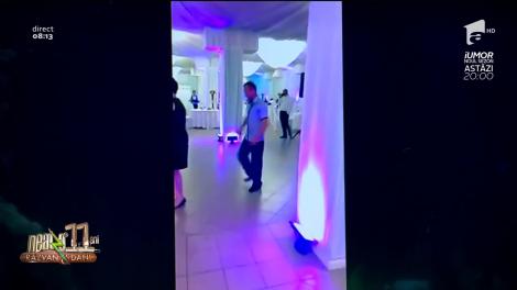 Cum se face dansul pinguinului, varianta solo și după mult alcool! Leșini de râs