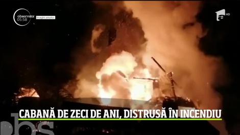 Incendiu puternic lângă Vatra Dornei. O cabană veche de zeci de ani a fost distrusă complet