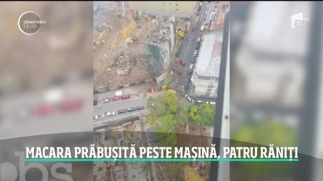 Grav incident în centrul Capitalei! O macara s-a prăbuşit peste o maşină în care se aflau patru oameni