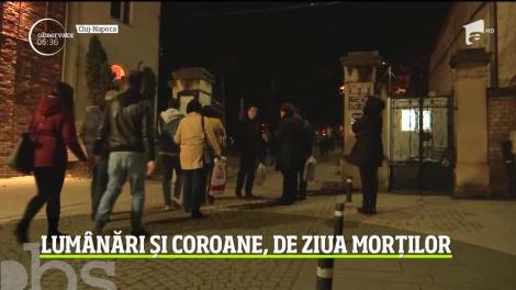 Concert inedit  în cimitir de Ziua Morţilor! Cu lumânări şi flori în mâini, au venit să se roage pentru rudele dispărute