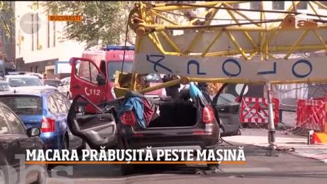 Operaţiune de salvare în Capitală. O macara s-a prăbuşit peste o maşină în centrul oraşului