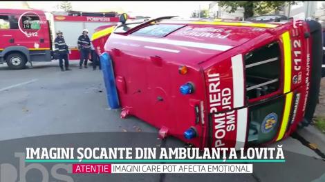 Imagini șocante dintr-o ambulanță lovită. Unul dintre paramedicii este proiectat de pe scaunul din faţă până în uşa din spate - VIDEO