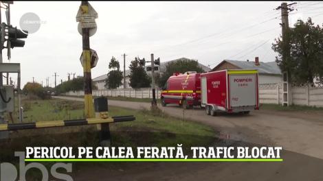Pericol pe calea ferată, în judeţul Buzău. Dintr-un vagon cisternă al unui tren de marfă s-a scurs acid clorhidric