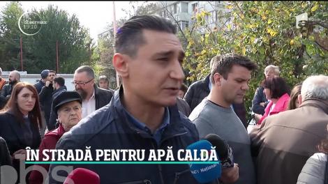 În stradă pentru apă caldă.  Zece mii de oameni sunt afectaţi de lucrările RADET dintr-un cartier select din Capitală