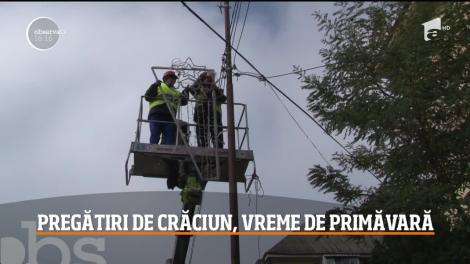 Vine Crăciunul! La Sibiu a început montarea căsutelor pentru Târgul De Crăciun, iar în Suceava se montează instalațiile luminoase