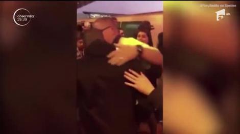 Un bărbat din California a fost salvat în ultima clipă!Un înger păzitor l-a ridicat de pe şinele de la metrou