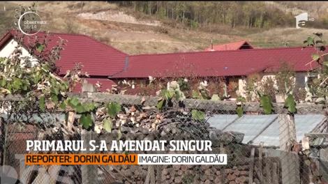Un edil din judeţul Alba a fost amendat de primăria pe care o conduce, din cauză că şi-a refăcut acoperişul casei fără să aibă autorizaţie de urbanism