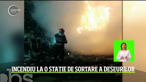Incendiu puternic la o staţie de sortare a deşeurilor din Râmnicu Vâlcea