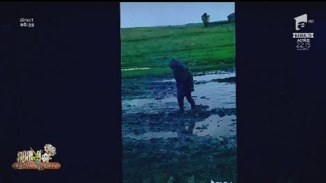 Smiley News - Neatza cu Răzvan și Dani. Copilașul care se joacă în nămol, fetița care cântă din nas și tăticul obosit