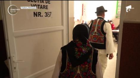 Alegeri Prezidențiale 2019. Au mers la vot îmbrăcaţi în costume populare