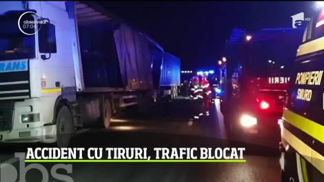 Două tiruri s-au lovit pe Autostrada A4, lângă Constanţa, iar unul dintre şoferi a rămas captiv în cabină