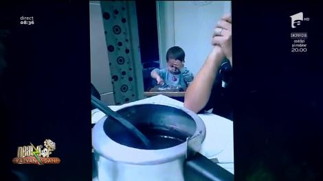 Când pofta e prea mare n-ai ce să mai faci! Un copil a mâncat subtil în timp ce membrii familiei se rugau înainte de masă - VIDEO