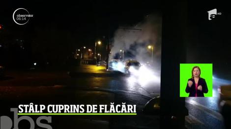 Pericol pe stradă! La Timişoara, pompierii au intervenit să stingă un incendiu izbucnit la un stâlp de electricitate