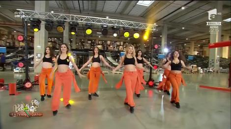 Neatza cu Răzvan și Dani. Trupa de cabaret Vogue face spectacol în cel mai important centru de colectare Emag