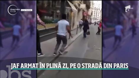 O bijuterie din Paris a fost jefuită în plină zi. Imagini incredibile arată cum hoţii fură obiectele prețioase chiar sub ochii trecătorilor