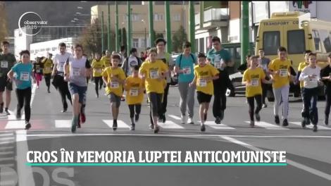 Scene impresionante au fost filmate la Braşov, unde aproape o mie de oameni au alergat la crosul care aminteşte de revolta muncitorilor din uzine împotriva regimului Ceauşescu