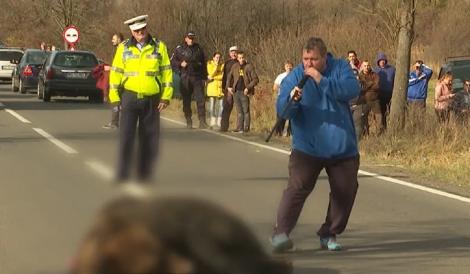 Spectacolul cruzimii în Harghita! Ursul de 400 de kilograme încă trăia când a fost ridicat cu buldo-excavatorul