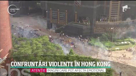 Imagini şocante în Hong Kong, unde tensiunile dintre protestatari şi forţele de ordine au atins un nivel fără precedent!