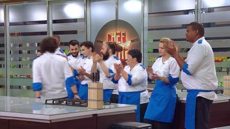 Echipa lui Scărlătescu a câştigat cea de-a patra confruntare de la Chefi la cuţite! Tunicile albastre şi cele verzi intră la duel!