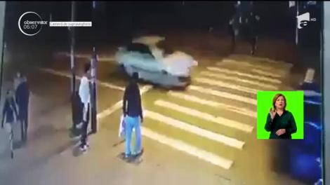 S-a născut a doua oară! Un bărbat din Bacău a traversat pe zebră, însă pe culoarea roşie a semaforului și a fost spublerat de o mașină