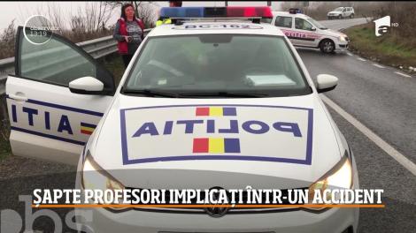 Șase profesori din Bacău au ajuns la spital, după ce s-au răsturnat cu maşina într-o râpă