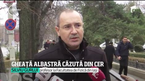 Un bolovan de gheaţă a căzut din cer şi a spart acoperişul unei case! Localnicii sunt în stare de șoc