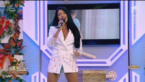 Premieră. Elena Ionescu - Ce e dragostea? Frumoasa artistă, cu lenjeria intimă la vedere, în platoul de la Neatza cu Răzvan și Dani