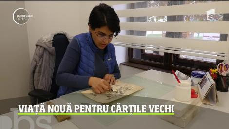 În inima Cetăţii Alba Carolina se află un loc numit „spitalul" cărţilor rare, unde cărţile vechi sunt restaurate şi conservate