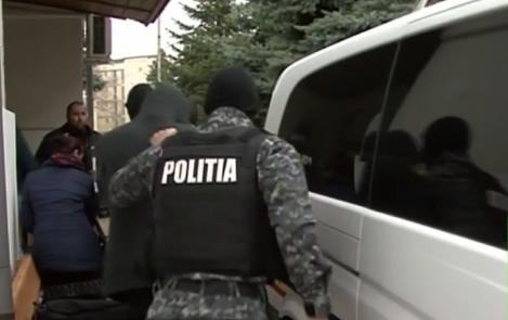 Imagini uluitoare în trafic, în Gorj! Un bărbat şi-a bătut soția însărcinată în opt luni cu un levier până a leșinat