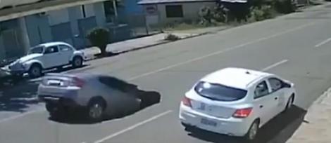 Maşina în care se aflau o femeie şi fetiţa ei în vârstă de 12 ani a fost înghiţită de un crater format pe o şosea