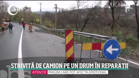 O femeie din Dâmboviţa a murit strivită de un camion încărcat cu lemne