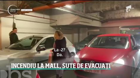 Panică într-un mall din Capitală! Sute de clienţi au fost evacuaţi după ce trei maşini au luat foc în parcarea supraaglomerată