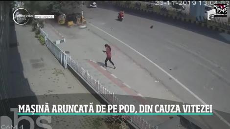 Imagini incredibile in India! O maşină a zburat de pe un pod înalt şi s-a prăbuşit peste oameni