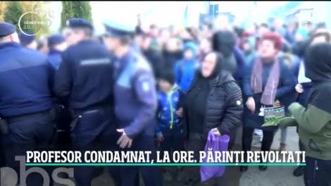 Părinți revoltați. Profesorul condamnat penal pentru purtare abuzivă cu copiii, primit din nou la cadedră