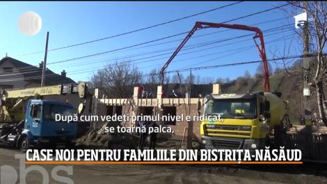 Patru case distruse de un incendiu sunt construite de la zero cu ajutorul vecinilor, primăriei, dar şi a oamenilor din alte comune, în Bistriţa-Năsăud